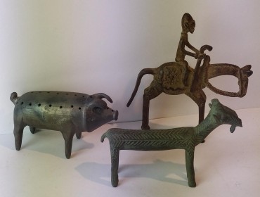 Paliteiro e duas figuras