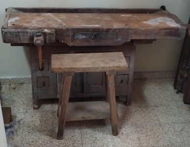 Bancada de trabalho com torno antiga