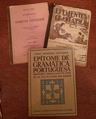 Três livros escolares da época de Salazar