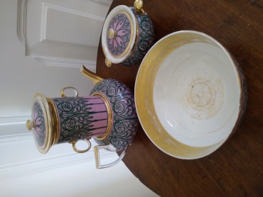 Taça, açucareiro e bule de chá