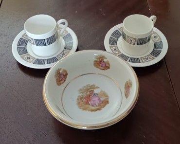 Taça e par de chávenas 