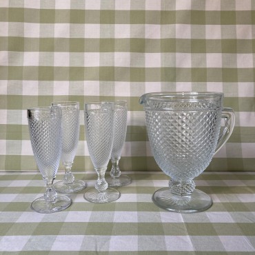 Jarro e quatro copos de pé alto 