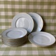 Quatro pratos rasos e oito pratos de sobremesa