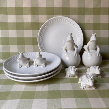 Quatro pratos de sobremesa e sete objetos decorativos 
