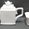 Manteigueira e bule em porcelana e jarra 