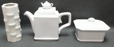 Manteigueira e bule em porcelana e jarra 