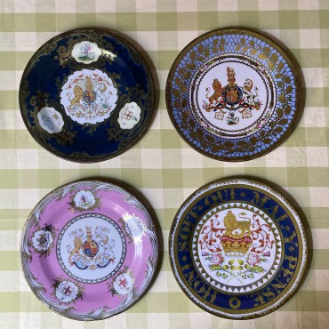 Quatro pratos comemorativos “Royal Collection” 