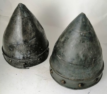 Dois capacetes medievais  