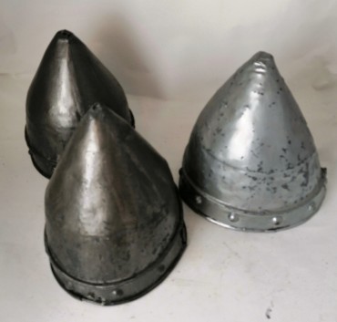 Três capacetes medievais 