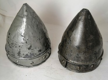 Dois capacetes medievais 