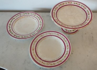 Prato fruteiro e dois pratos 