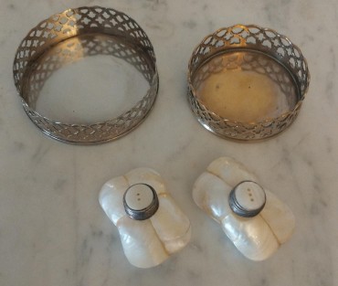 Duas bases de garrafa e saleiro e pimenteiro