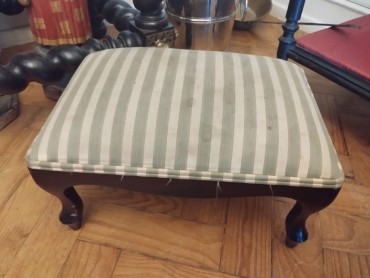 Banqueta de pequenas dimensões 