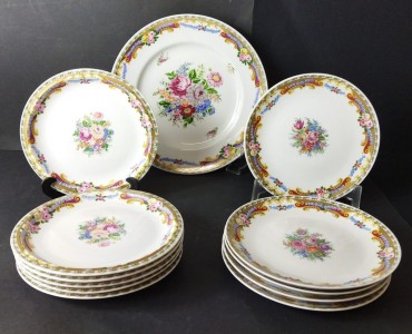 Prato de bolo e onze pratos de dois tamanhos diferentes