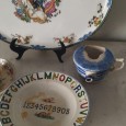 Chávena com pires, travessa oval, bule de doente e prato de criança