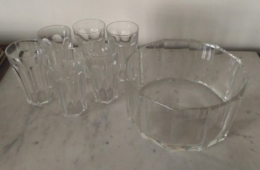 Taça e seis copos 