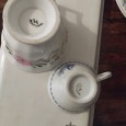 Torteira, chávena de chá e chávena de café 