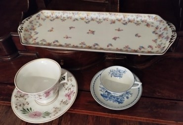 Torteira, chávena de chá e chávena de café 
