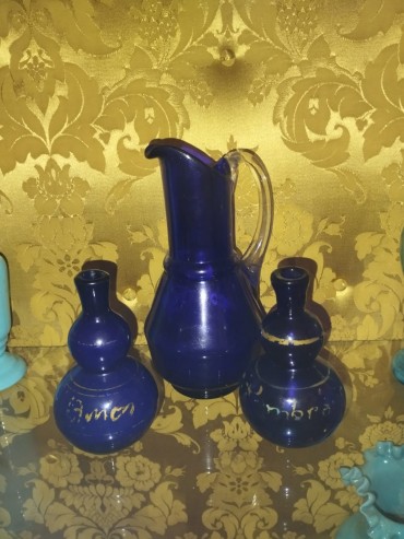 Jarro e dois frascos de perfume