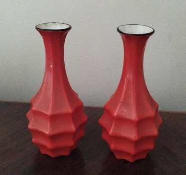 Par de jarras de pequenas dimensões 