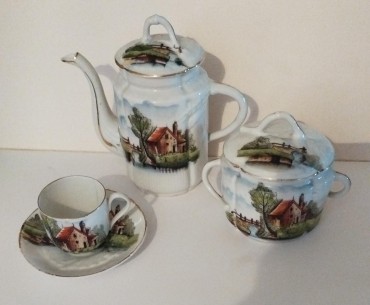 Cafeteira, açucareiro e chávena de chá com pires 