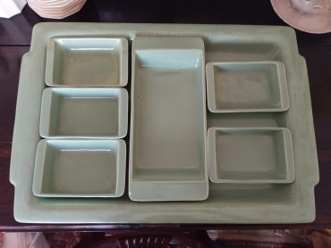 Tabuleiro com pratos para aperitivos