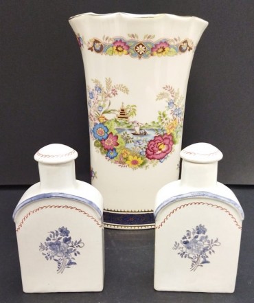 Dois frascos de chá e jarra