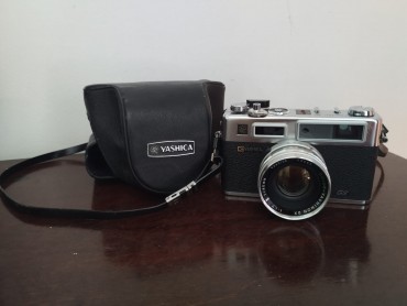 Máquina fotográfica YASHICA 