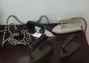 Quatro ferros de engomar 