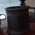 Base de candeeiro, palmatória e caneca