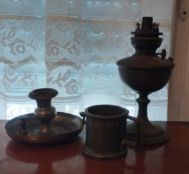 Base de candeeiro, palmatória e caneca