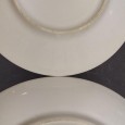 Quatro chávenas de café com pires e uma chávena de chá com pires 