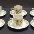 Seis chávenas de café com pires