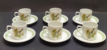 Seis chávenas de café com pires