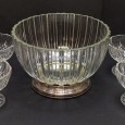 Taça e quatro taças de sobremesa 