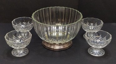 Taça e quatro taças de sobremesa 