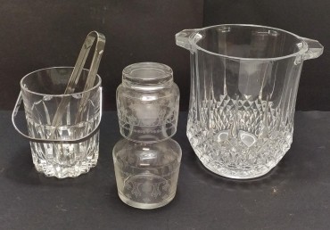 Dois baldes de gelo e garrafa de quarto