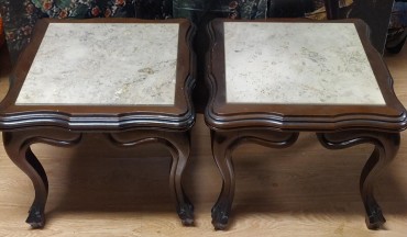 Par de mesas de apoio