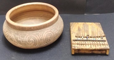 Cachepot e instrumento musical