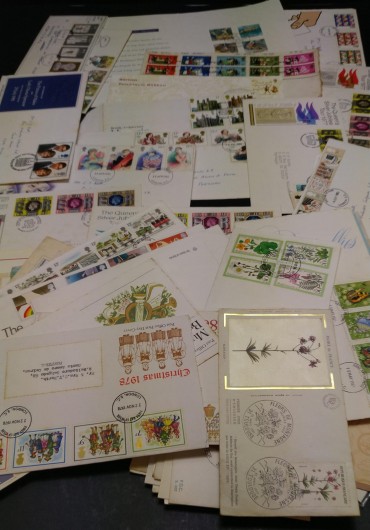 Envelopes com selos circulados