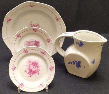 Três pratos e jarro