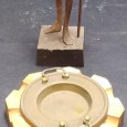 Palmatória, escultura e cinzeiro