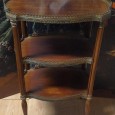 Mesa de apoio com prateleiras 