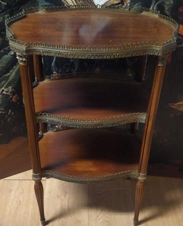 Mesa de apoio com prateleiras 