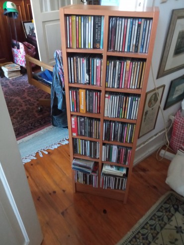 Estante com mais de 100 CD'S de música clássica, ópera, bailado e coral