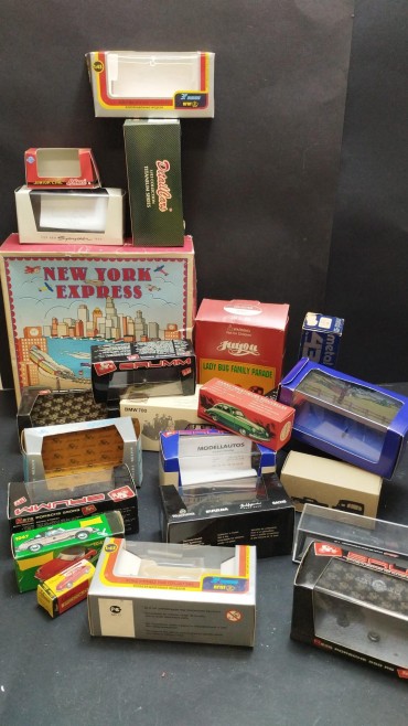 Lote de caixas de brinquedo