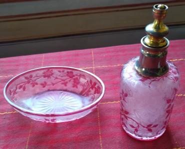 Aneleira e frasco  pulverizador de perfume