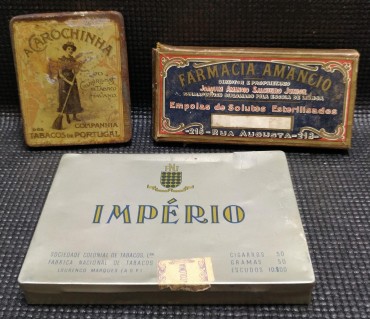 Três caixas diversas