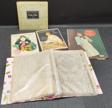 Lote de livro e desenho de bordado e costura