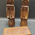 Duas figuras e caixa 